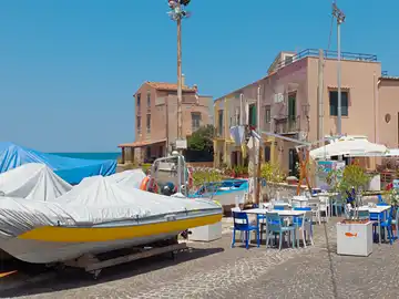 Eine Bar und ein Bootsverleih am Strand des Borgo di Santa Nicolicchia.