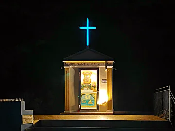 Die nächtlich beleuchtete Kapelle am Capo Zafferano.