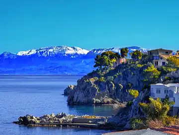 Neige sur les sommets de la réserve naturelle des « Madonie », vue depuis la ville ensoleillée de Sant'Elia.