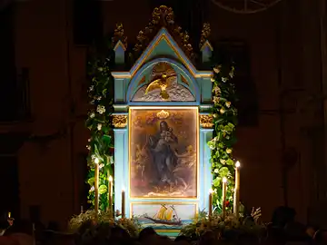 Das Bild der 'Maria SS del Lume' während der Prozession zu ihren Ehren in Porticello.