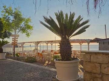 Die Strandbar 'Tropical Beach' beim Sonnenaufgang am Dorfstrand von Sant'Elia.