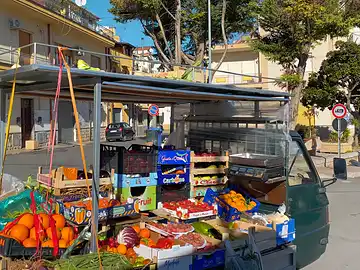 Ein mobiler Obst- und Gemüsehändler fährt durch Sant'Elia.