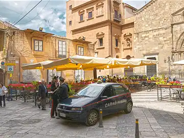 Ein Auto der Carabinieri auf der Piazza S. Francesco in Palermo.