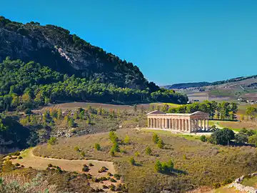 Le temple grec antique de Ségeste en hiver.
