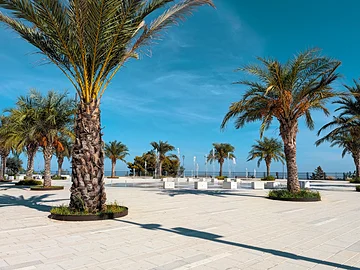 Der Belvedere von Termini Imerese mit Springbrunnen und Blick auf den Golf von Termini Imerese.