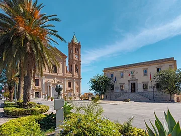 Termini Imerese - Piazza Duomo mit Dom und Rathaus.