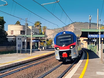 Ein Regionalzug fährt in den Bahnhof von Santa Flavia ein.