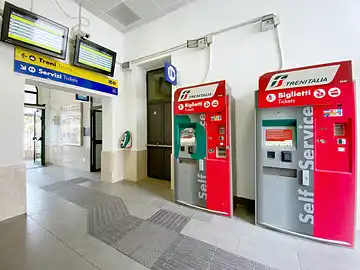 Zwei Fahrkartenautomaten der italienischen Bahngesellschaft Trenitalia im Bahnhof von Bagheria.