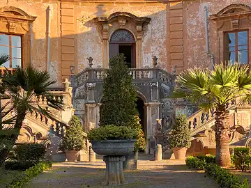 Die Treppen auf der Rückseite der Barock-Villa 'Villa Palagonia' in Bagheria.
