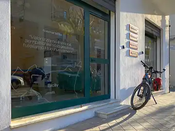 Ein Mietfahrrad von Sicula Bike steht vor dem Büro von Sicula Services.