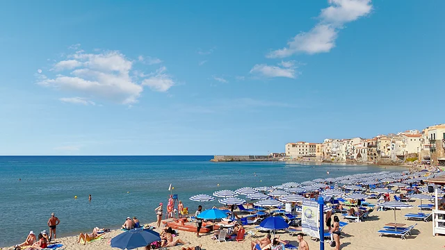 Sizilien konzentriert - Cefalù - Strand und Altstadt im Semptember