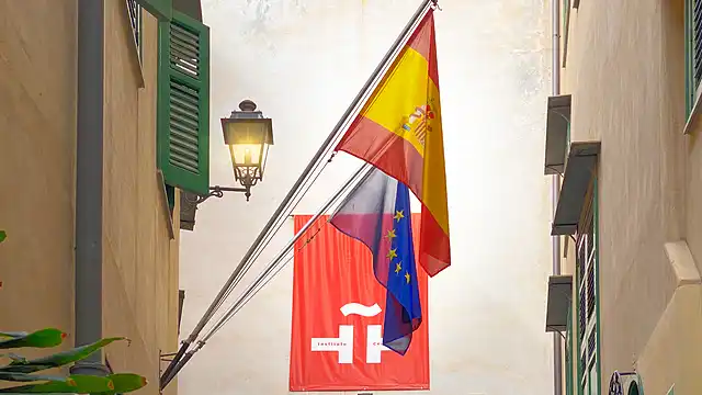 Eingang des spanischen Kulturinstituts <strong><em>Instituto Cervantes</em></strong> in Palermo.