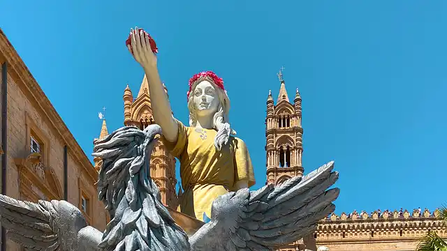 Moderne Darstellung der Heiligen Rosalia vor der Kathedrale von Palermo.