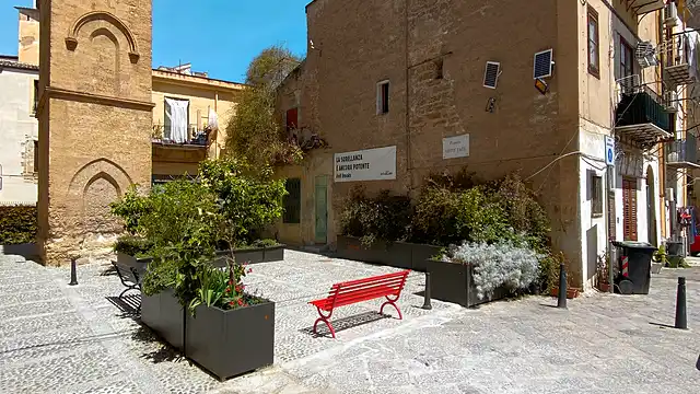 Wasserturm auf dem <strong><em>Cortile Sette Fate</em></strong>. Dieser Platz ist der Legende von den 7 Feen gewidmet.
