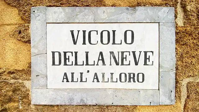 Das steinerne Strassenschild der 'Schnee-Gasse' in Palermo.